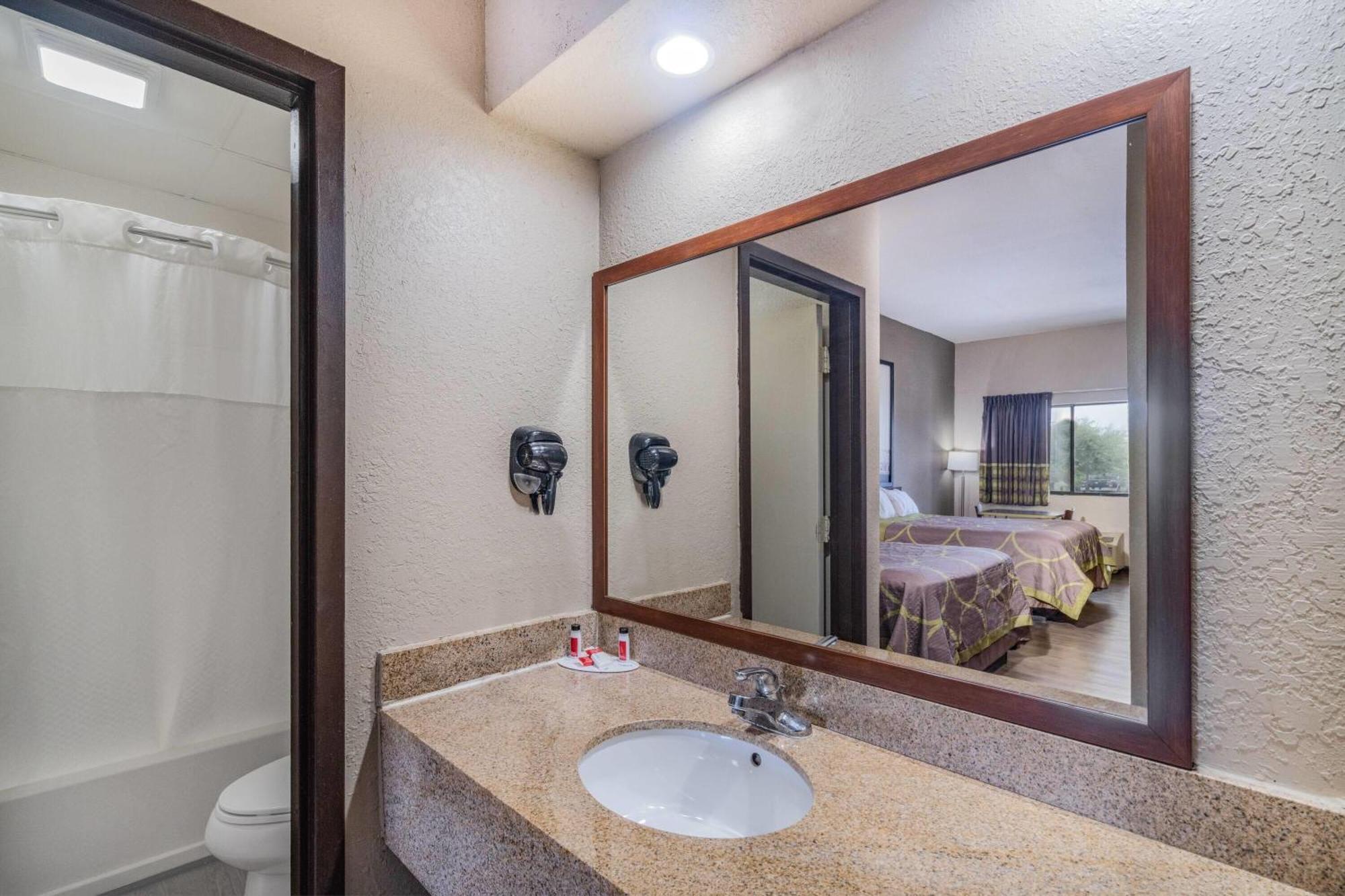 Super 8 By Wyndham Columbia Hotel Ngoại thất bức ảnh
